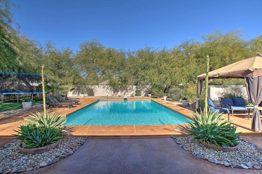 Game Room, Fire Pit & Putting Green: Glendale Home