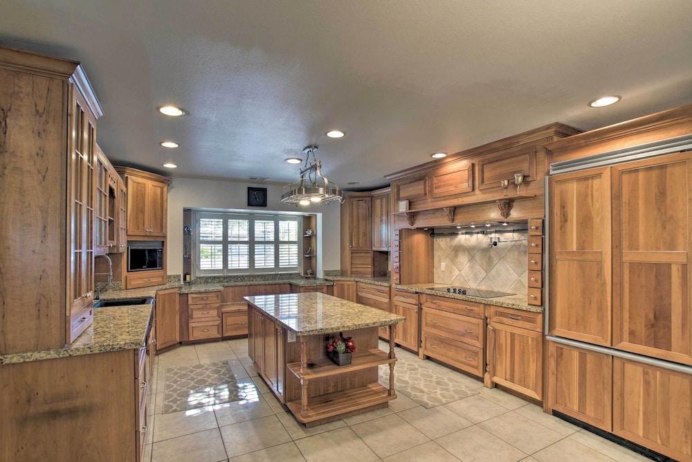 Game Room, Fire Pit & Putting Green: Glendale Home