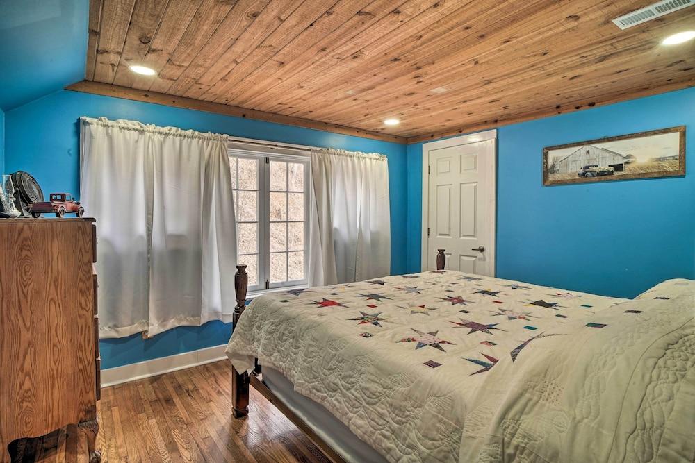 Tranquil Smoky Mountain Cabin w/ Porch & Fire Pit