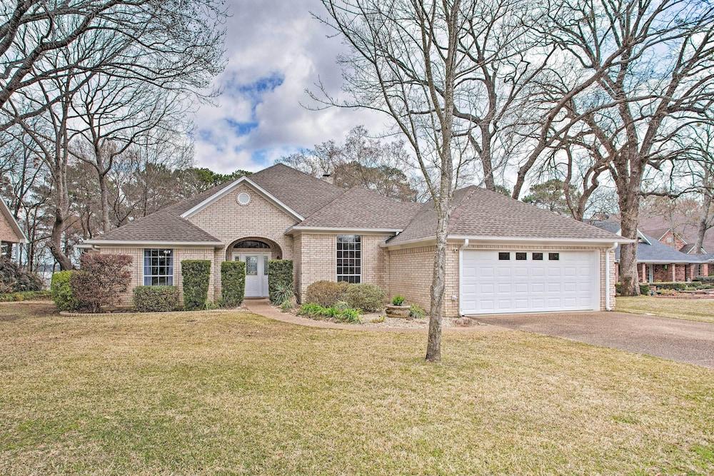 Large Waterfront Lake Palestine Home w/ Deck, Dock