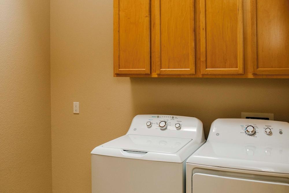 Pool + Jacuzzi: Lake Havasu Home!