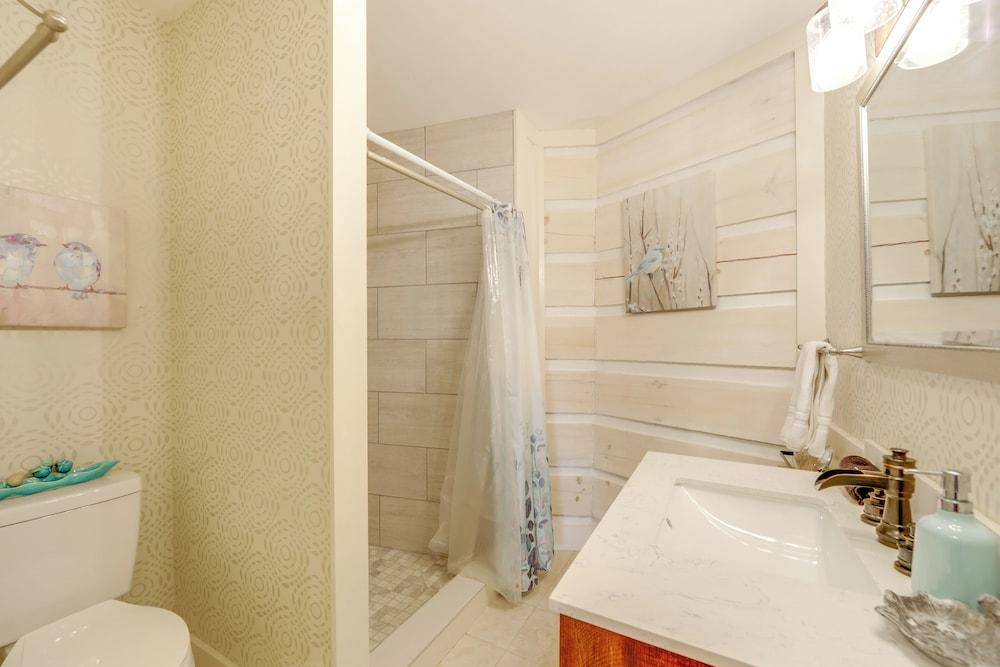 True Log Cabin w/ Game Room, Year-round Views