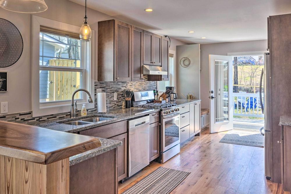 Downtown Brevard Retreat With Fire Pit & Deck!