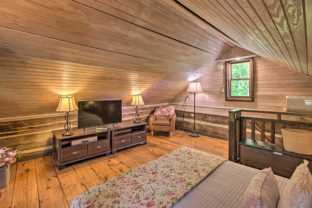 Romantic Log Cabin Escape on Delfosse Winery!