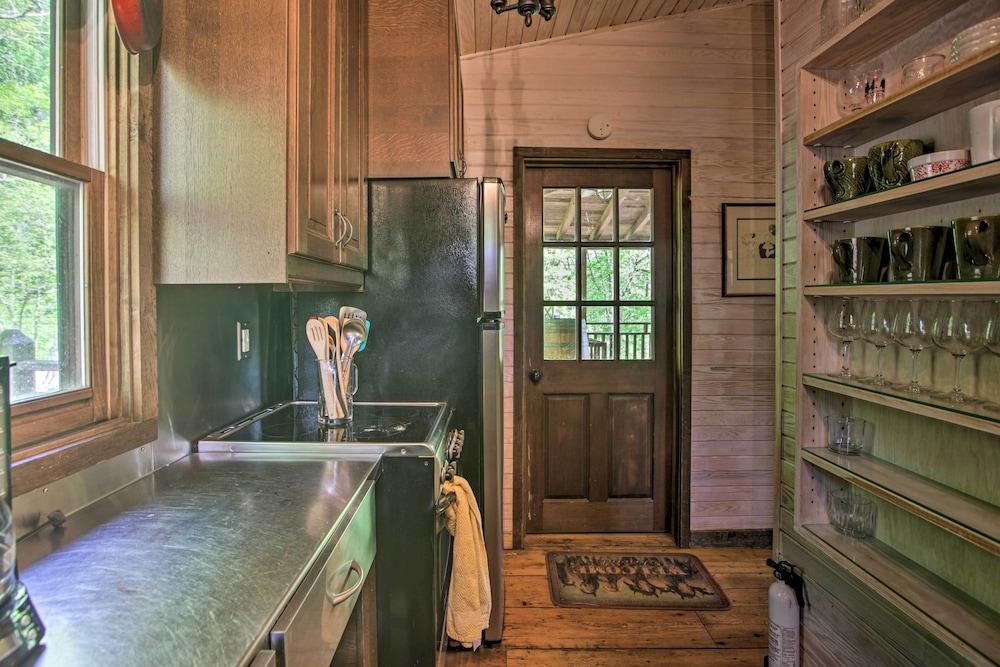 Romantic Log Cabin Escape on Delfosse Winery!