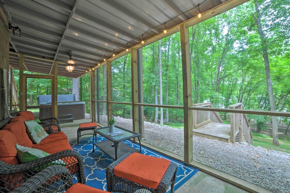 Pristine Lake Barkley Escape w/ Deck, Porch & Bar!