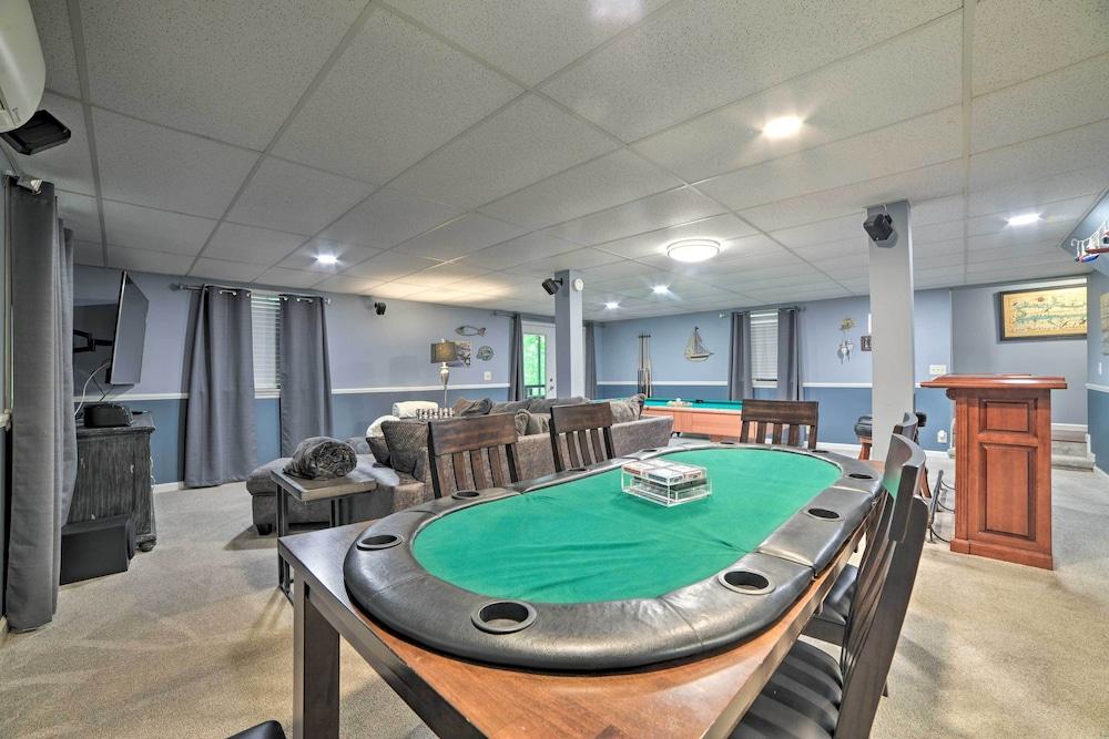 Pristine Lake Barkley Escape w/ Deck, Porch & Bar!