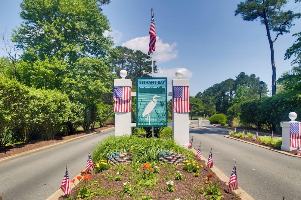 Pool & Bay Access: Serene Ocean View Oasis