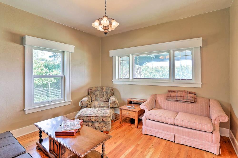 Walk to Downtown: Custer Retreat w/ Fire Pit!