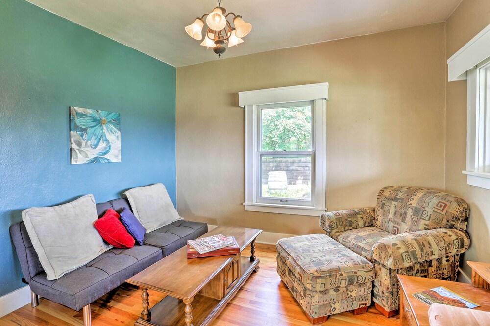 Walk to Downtown: Custer Retreat w/ Fire Pit!