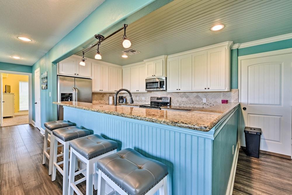 Matagorda Townhome W/deck, Views, Pool Access