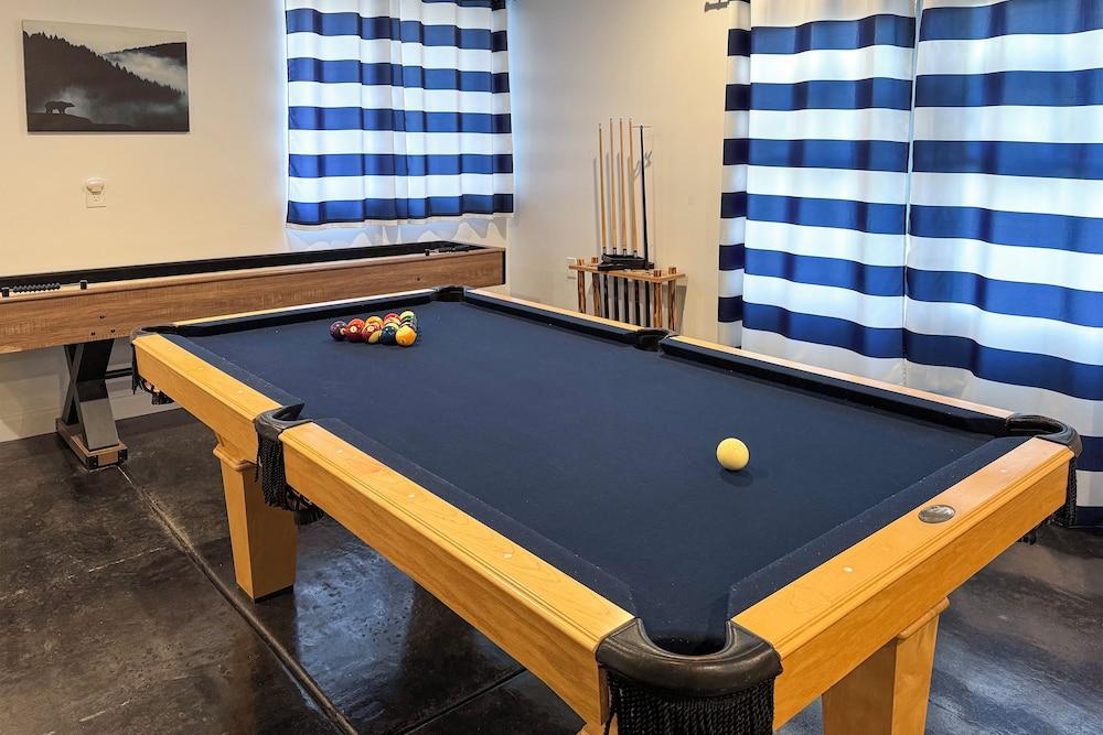 Mtn-view Cabin w/ Game Room & Deck in Flagstaff