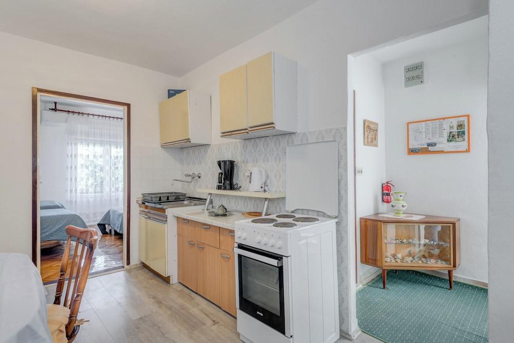 Seafront apt With Balcony, sea View and Mooring