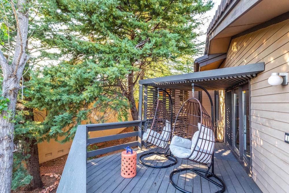 Outdoor Entertaining Space: Seonda Mtn-view Home
