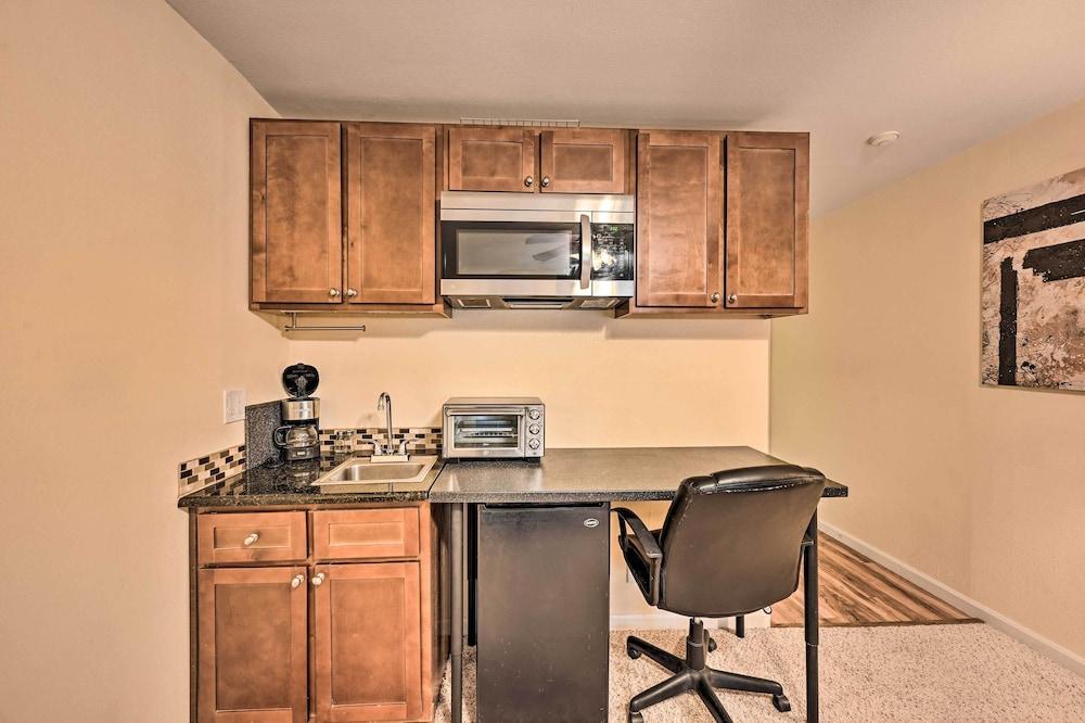 2 Blocks to Light Rail: Denver Unit w/ Kitchenette