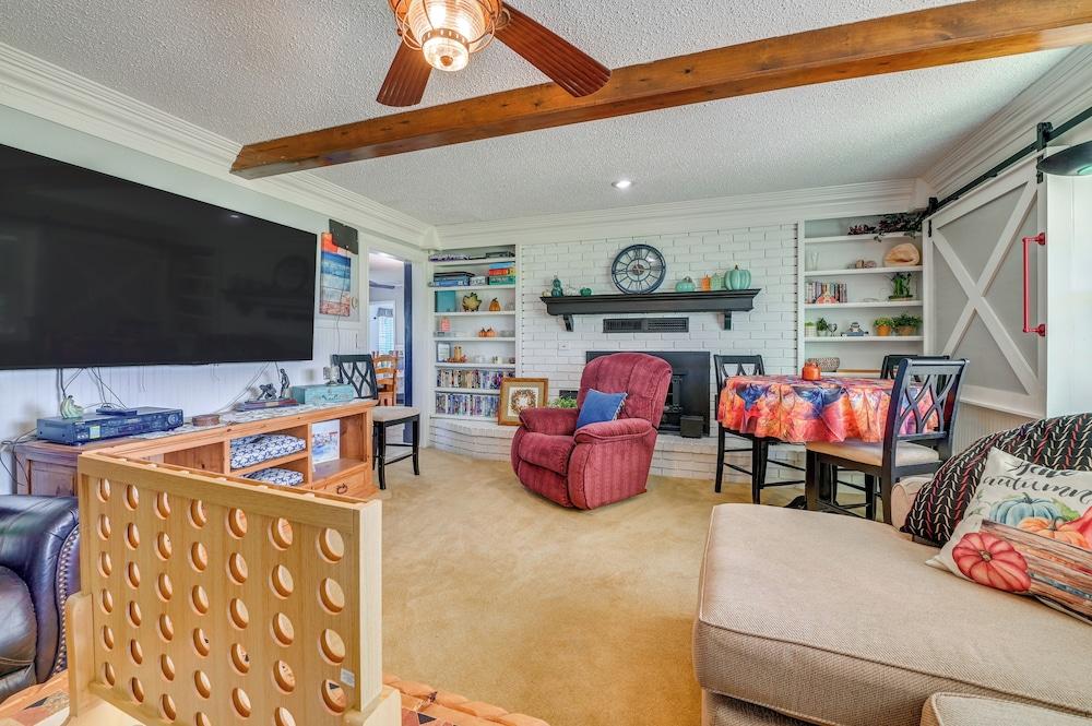 Walk to Lake Texoma: Family-friendly Retreat!