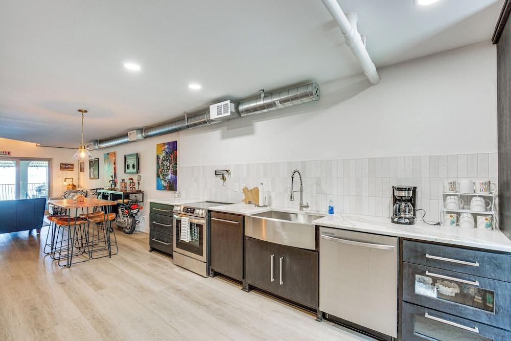 7 Mi to Winery: Lakefront Rockwall Home w/ Deck