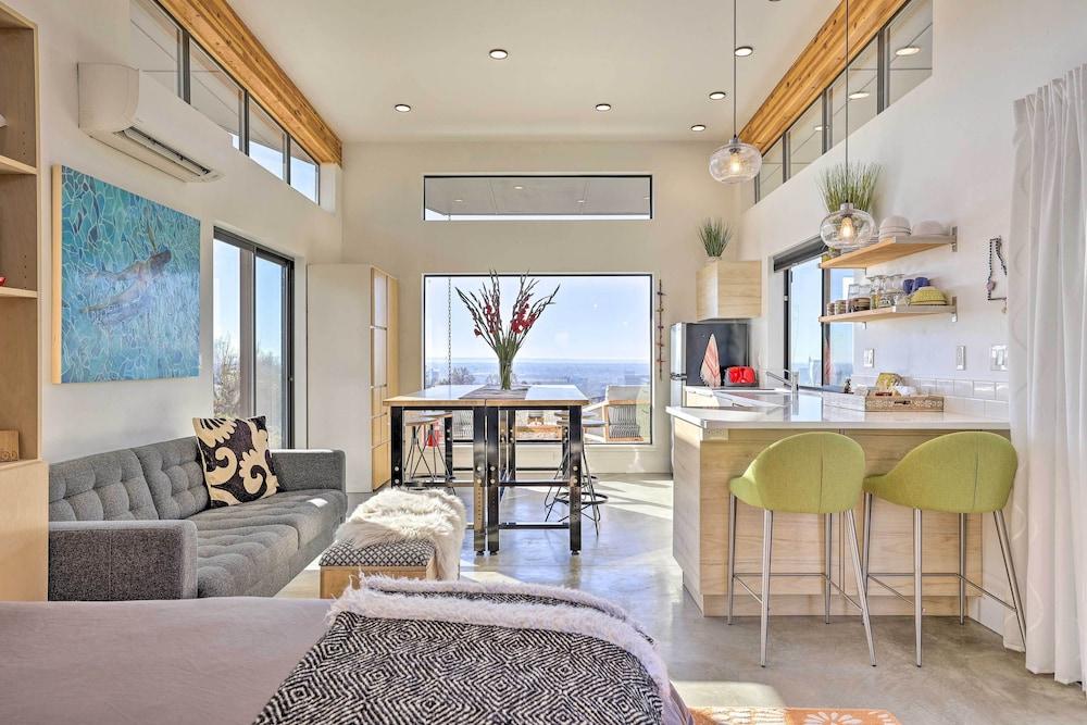 Luxe, Modern Studio w/ Sweeping City Views!