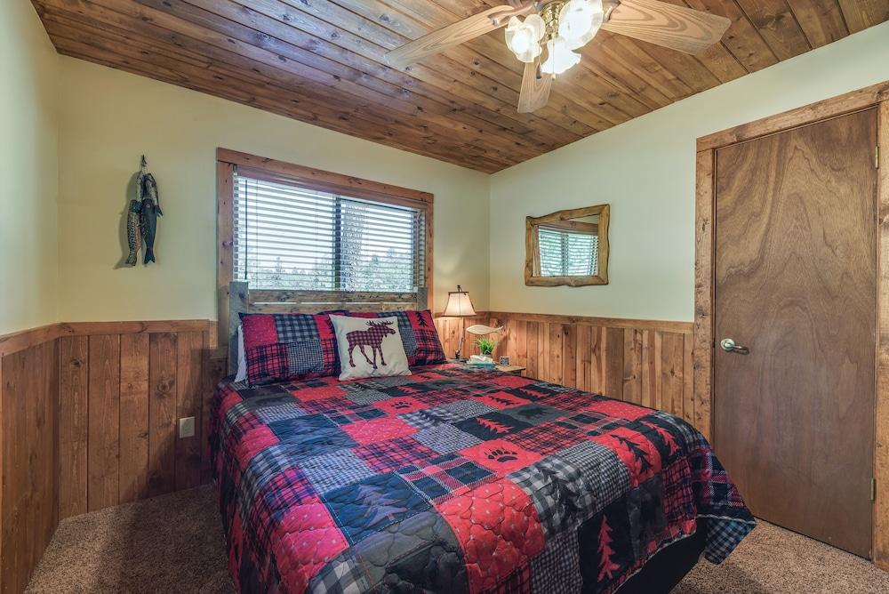 Well-appointed Alto Cabin w/ Fire Pit & Pool Table