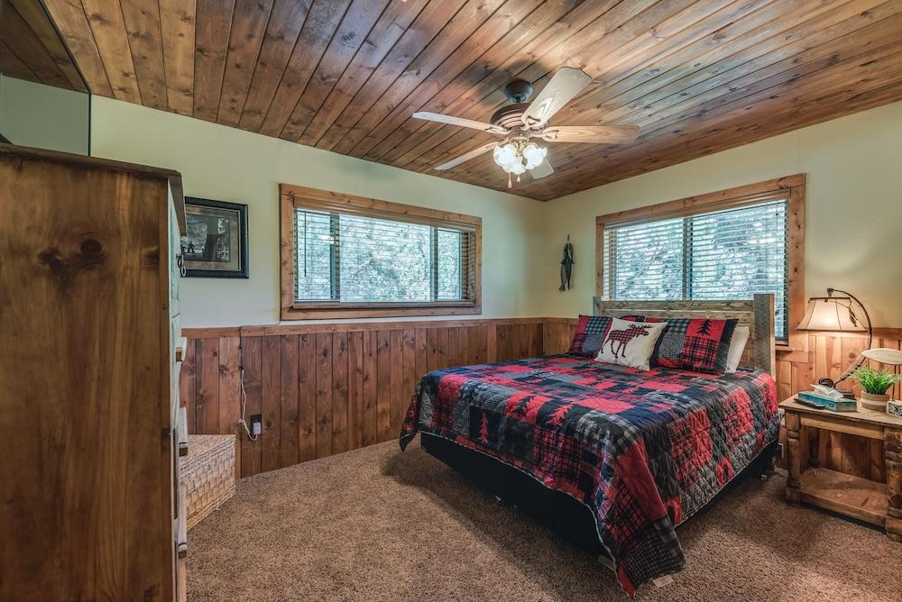 Well-appointed Alto Cabin w/ Fire Pit & Pool Table