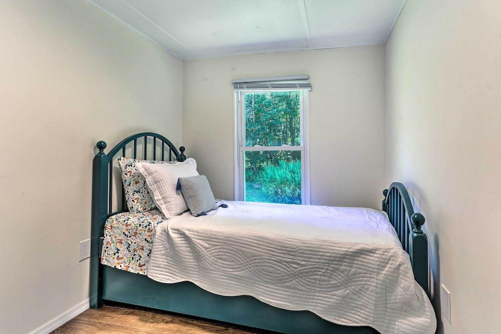 Wallkill Riverfront Retreat: Canoe & Relax!