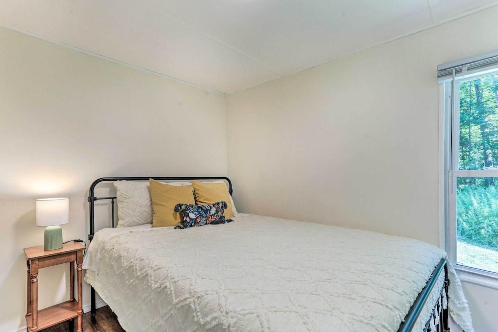 Wallkill Riverfront Retreat: Canoe & Relax!