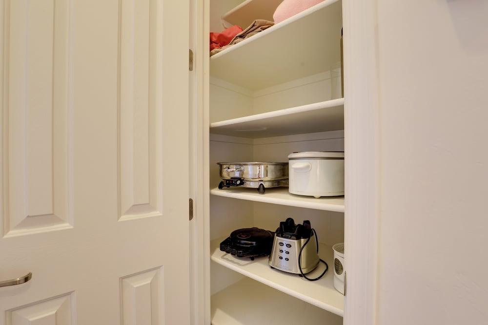 Tucson Home w/ Private Pool & Mountain Views!