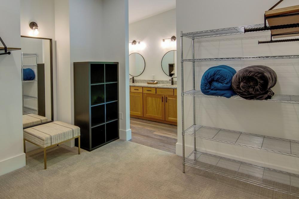 Modern Fairview Retreat: Spacious Deck + Mtn View!