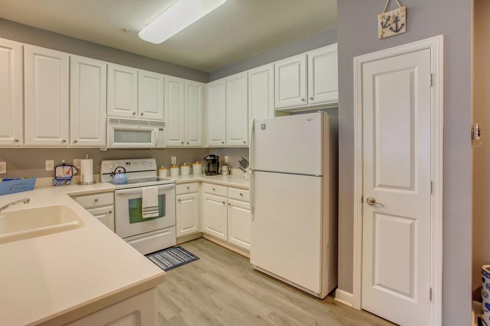 Updated Condo: Access to Golf & Beaches