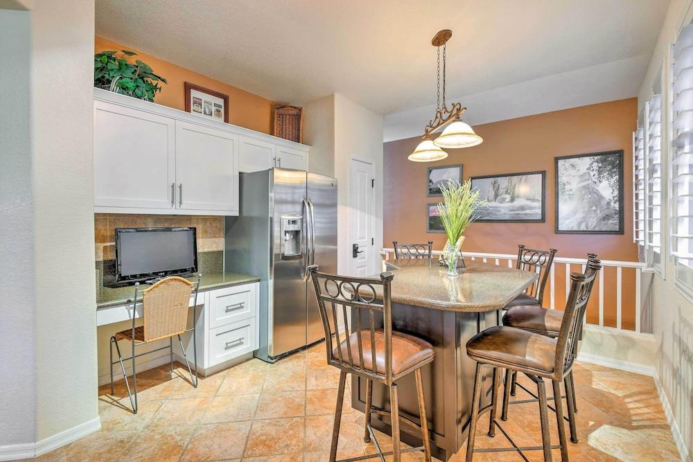 Pool, Balcony & Golf Course Views: Scottsdale Gem