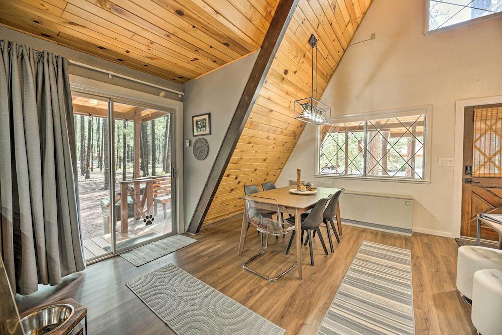 A-frame Pinetop Lakeside Cabin Under the Pines!