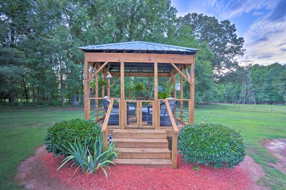 Country-chic Studio w/ Pool + Stable Access!