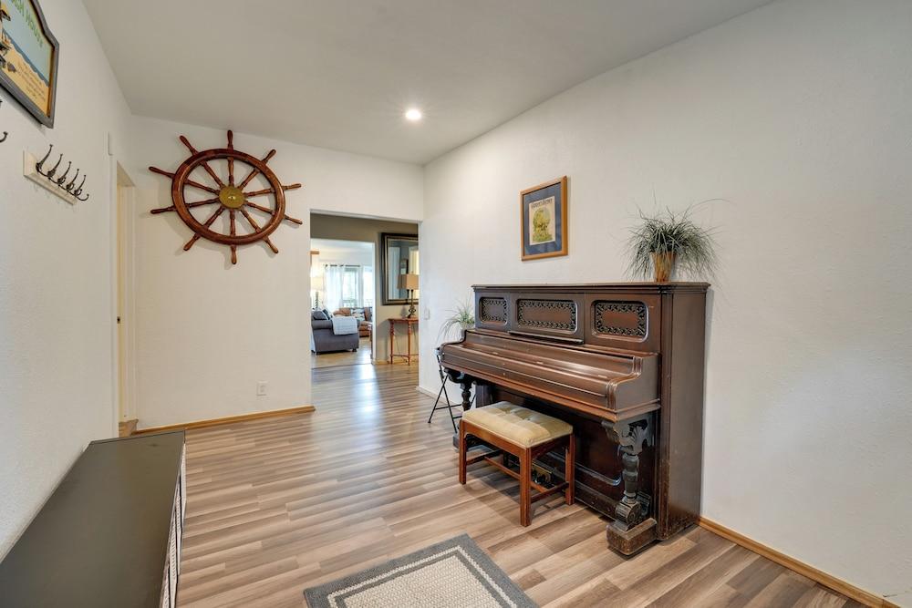 Cozy Beachouse: View & Deck, Steps From Skagit Bay