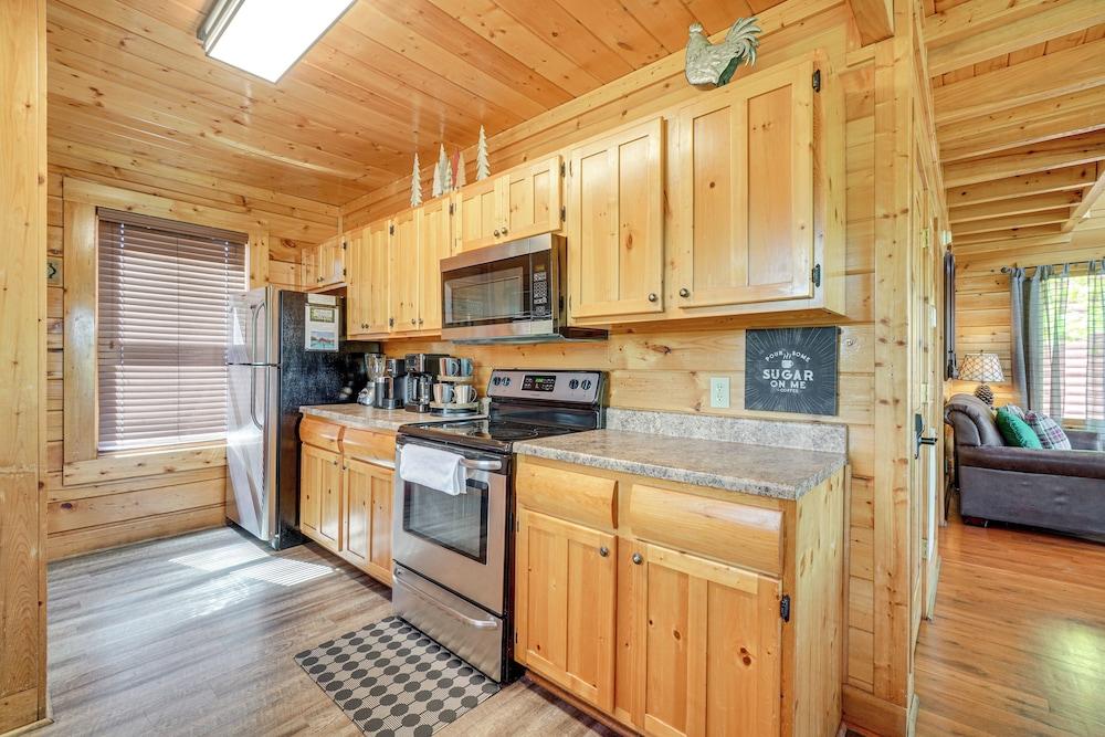 'mountain Dreams' Cabin: Hot Tub, Sauna & Views!