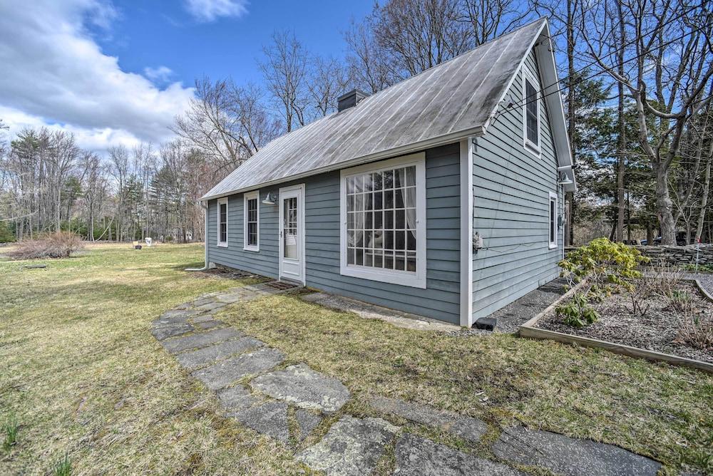 Charming Cottage w/ Yard - 2 Mi to Tinker St!