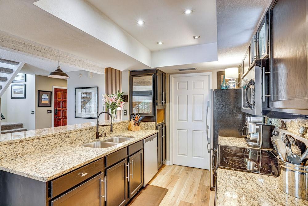 10 Mi to Dtwn Phoenix: Villa w/ Pool Access