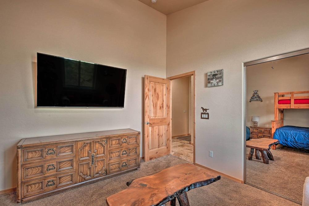 Dog-friendly Show Low Cabin w/ Deck & Views!