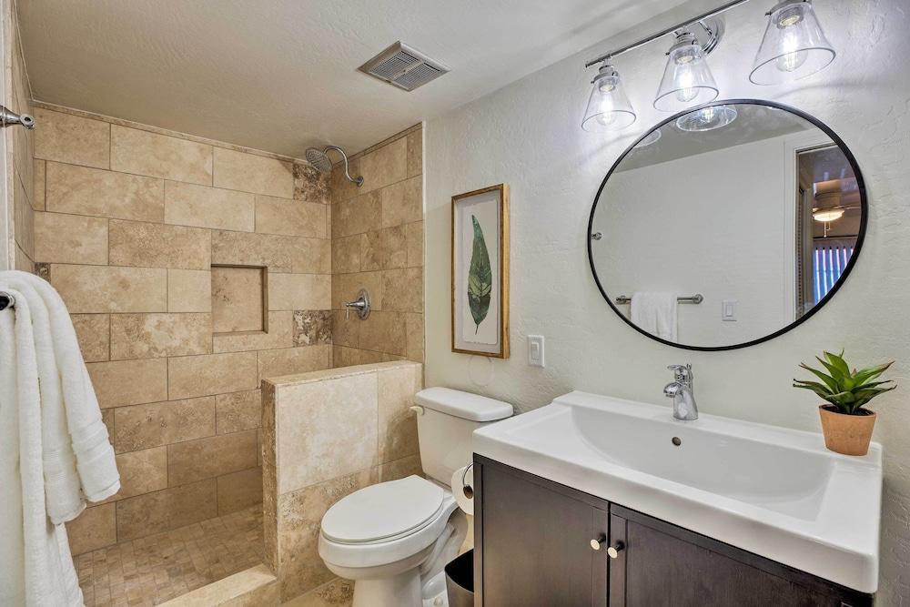 4 Mi to Asu: Lake-view Tempe Condo w/ Pool Access
