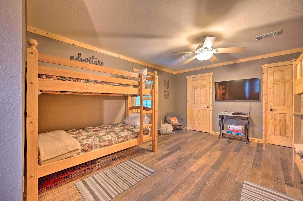 Broken Bow Retreat on 2 Acres w/ Hot Tub & Deck!