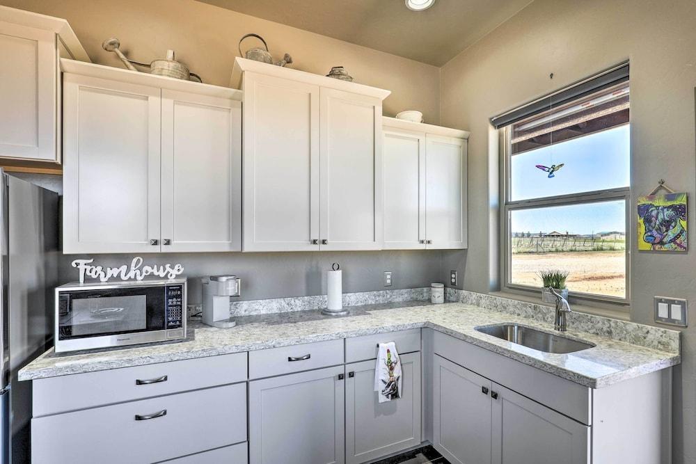 Modern Elgin Home: Walk to Wineries + Pets Welcome