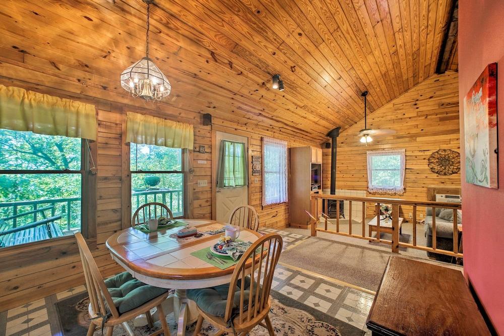 Eureka Springs Studio w/ Deck, Views & Bbq!
