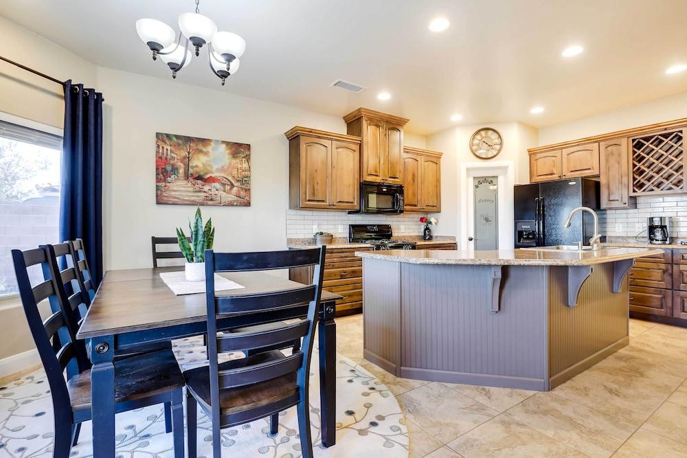 Fire Pit & Mountain Views: Horseshoe Bend Retreat