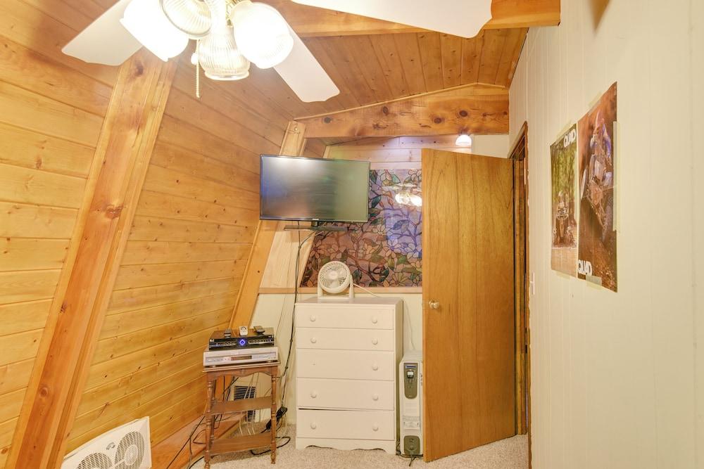 Near Hiking & Golfing: Munds Park Cabin w/ Deck!