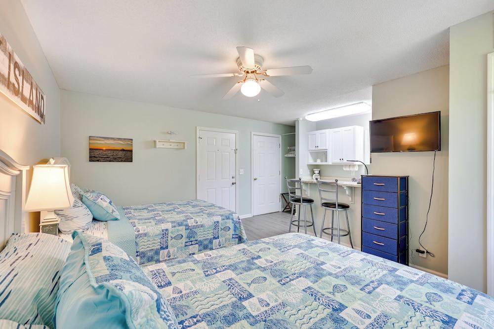 Private Deck & Pool Access: Southport Resort Condo