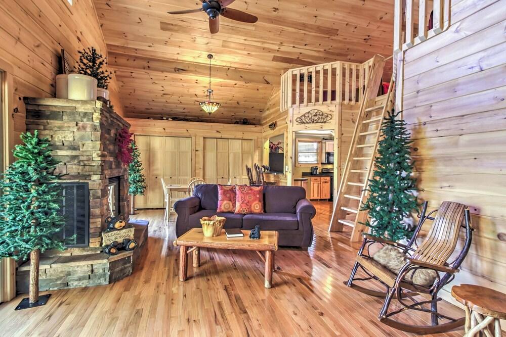 Hot Tub & Loft: Mountain-view Sevierville Cabin