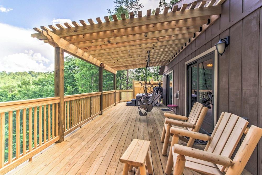 Hot Tub & Loft: Mountain-view Sevierville Cabin