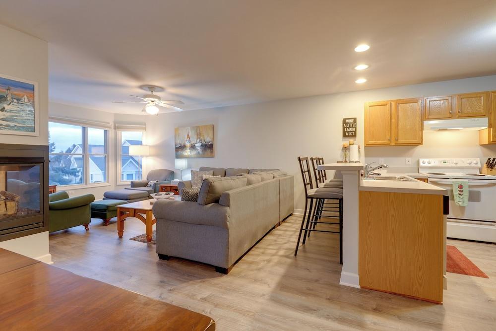 Manistee Retreat ~ 30 Mi to Crystal Mountain!