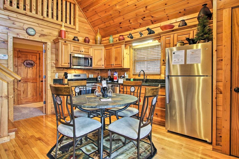 'breathtaking View' Cabin w/ Game Room & Hot Tub!