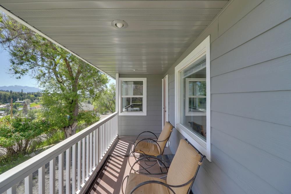 Eureka Getaway w/ Hot Tub & Mountain Views!