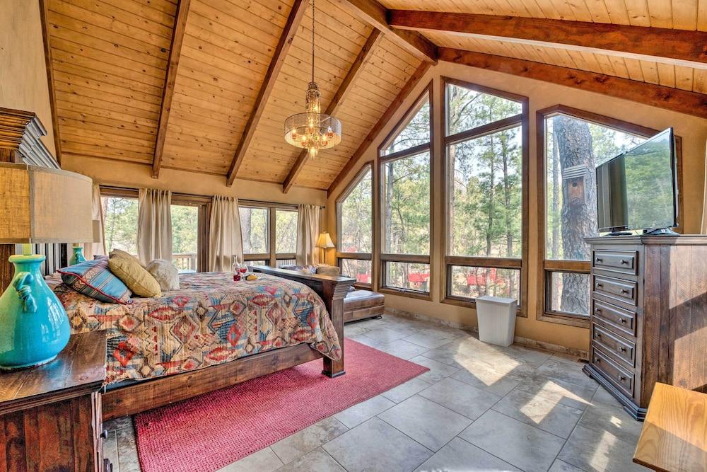 Central Ruidoso Mountain Home w/ Step-free Access!